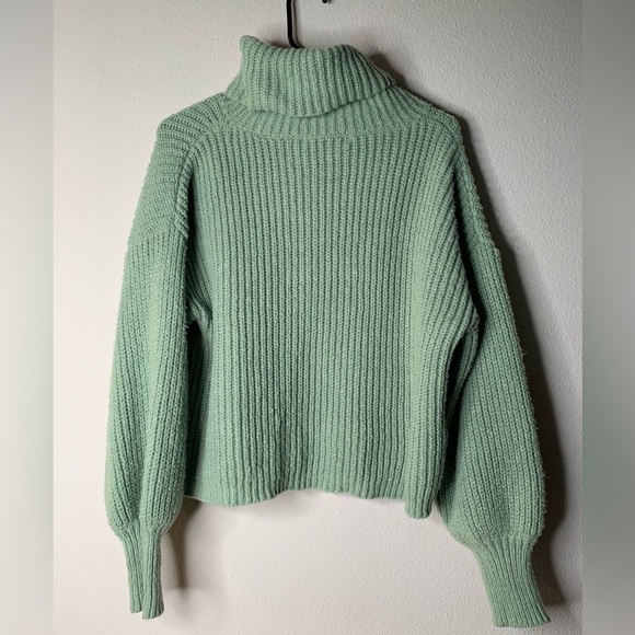 Spring Green Turtle Neck - Picture 2 of 3